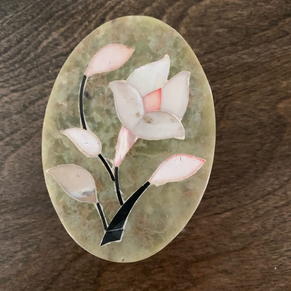 Beautiful carved trinket box - Picture 3 of 6